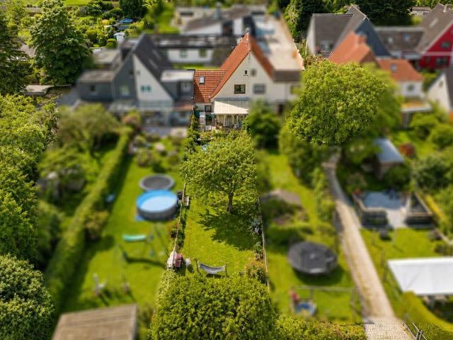 Ein Zuhause zum Verwandeln: Zentrumsnahe Doppelhaushälfte mit schönem Garten in Flensburg