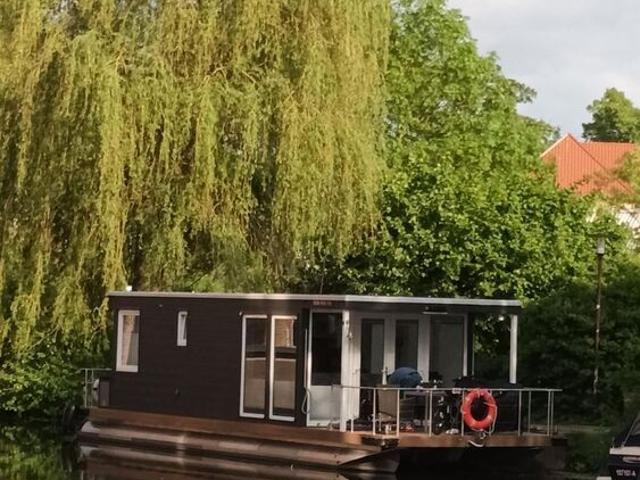 Ein Zuhause, auf dem Wasser oder im Hafen, exklusives Hausboot Neubau 2023