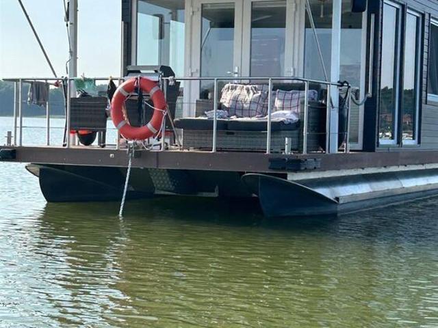 Ein Zuhause, auf dem Wasser oder im Hafen, exklusives Hausboot Neubau 2023