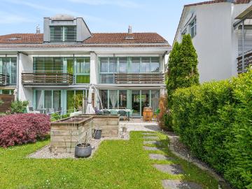 Ein Zuhause für alle Jahreszeiten Garten im Sommer, Cheminée im W.