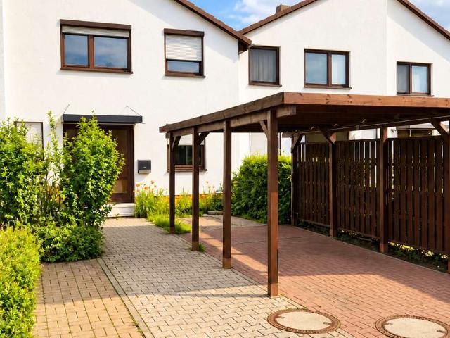 Ein Zuhause für die Familie – Reihenmittelhaus mit Garten und Carport in Langenbogen