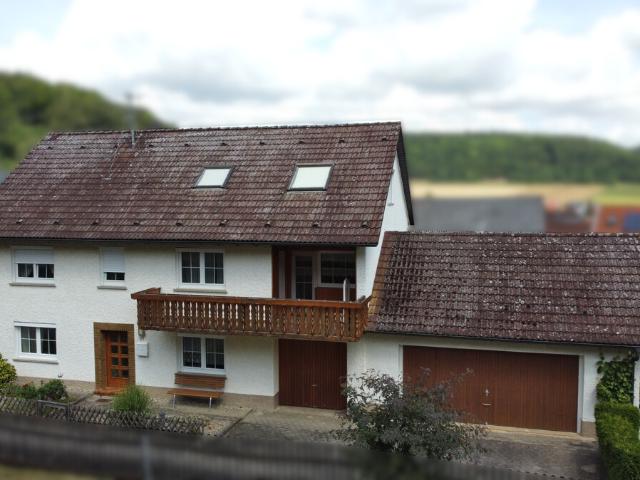 Ein Zuhause! Großzügiges Wohnhaus mit zwei Wohnungen, Doppelgarage und Garten in Fleinheim