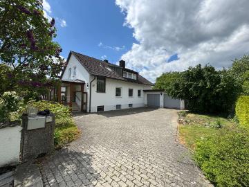 Ein Zuhause mit Freiraum: Zweifamilienhaus auf traumhaft großem Gartengrundstück!