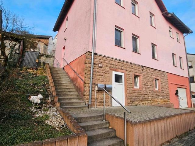 Ein Zuhause mit Herz. Großzügiges Zweifamlienhaus mit Garten