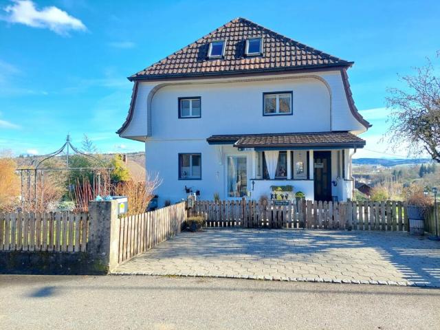 WOHNIDYLLE AM WALDRAND EIN ZUHAUSE MIT GROSSZÜGIGEM UMSCHWUNG UND RAUM ZUM ANKOMMEN