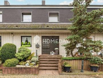 Ein Zuhause mit Substanz: durchdachter Grundriss, Terrasse mit Pergola und viel Raum für Familie