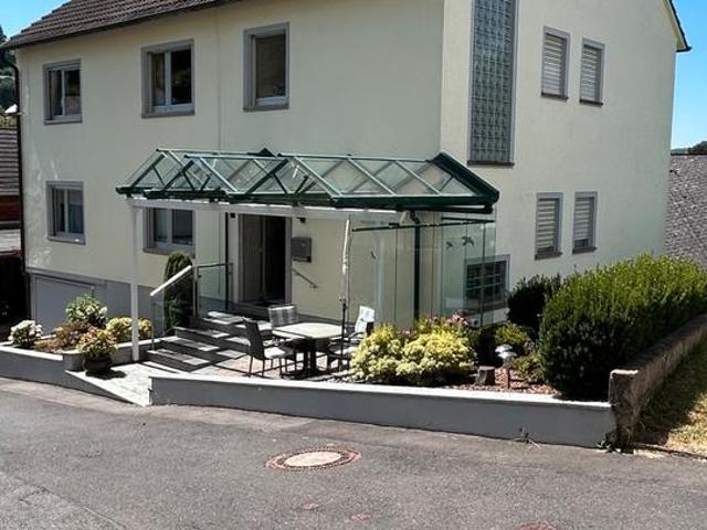 Ein Zweifamilienhaus