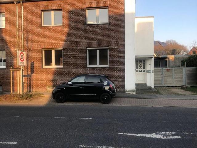 Ein Zweifamilienhaus als Doppelhaushälfte mit großer Halle