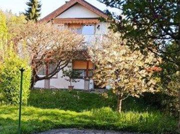 Ein Zweifamilienhaus in traumhaft ruhiger Lage mit großem Grund