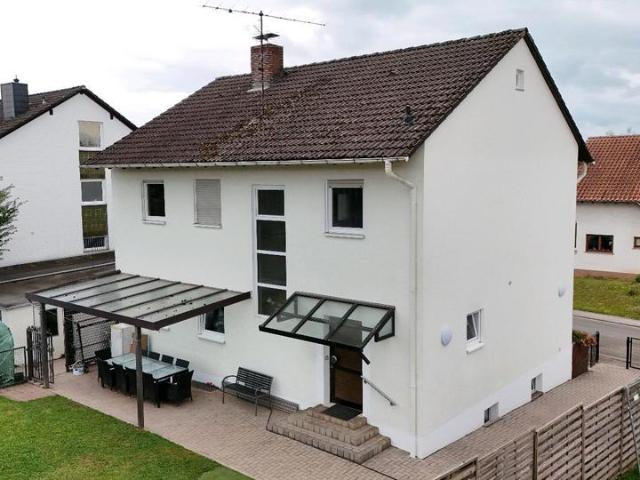 Ein Zweifamilienhaus in Miesau mit schönem Garten