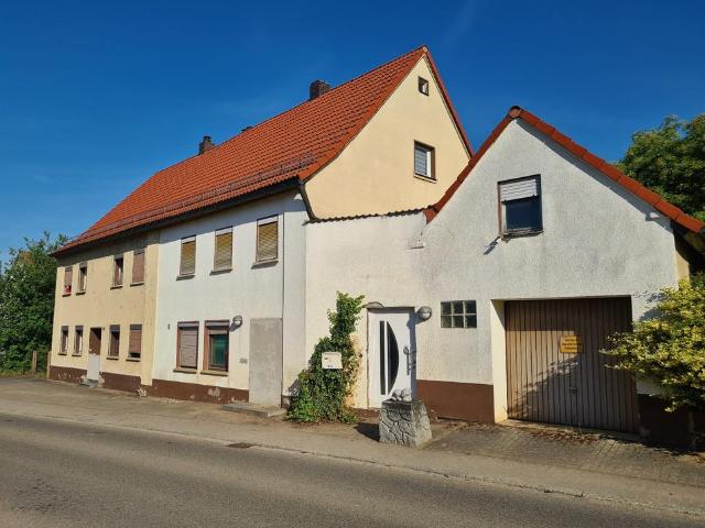 Ein Zweifamilienhaus mit Garten in Eysölden, Renovierung