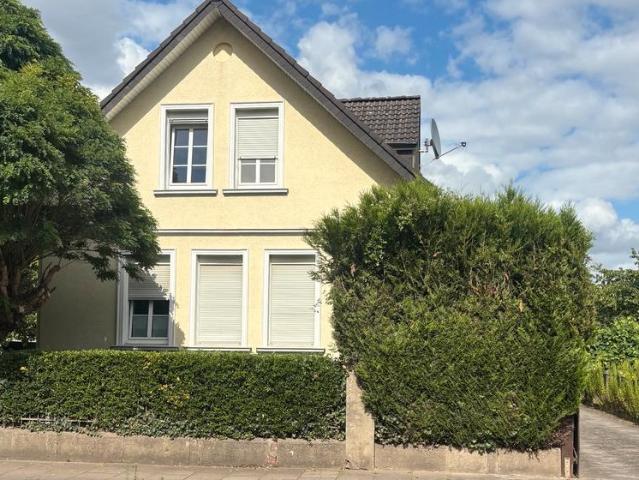 Ein Zweifamilienhaus mit großem Garten in zentraler Lage