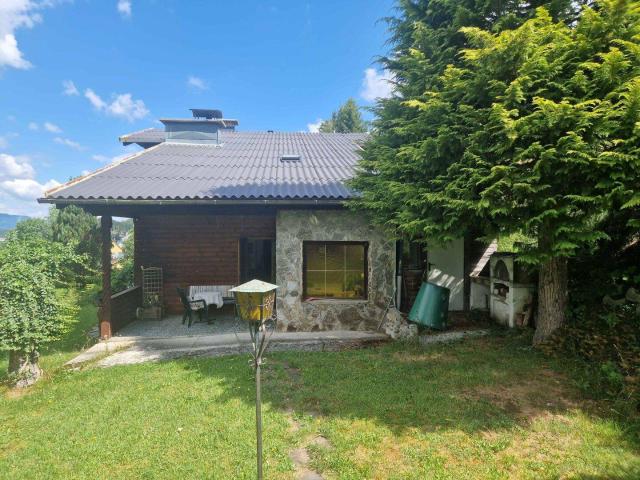 Ein Zweifamilienhaus mit großem Garten und traumhafter Aussicht