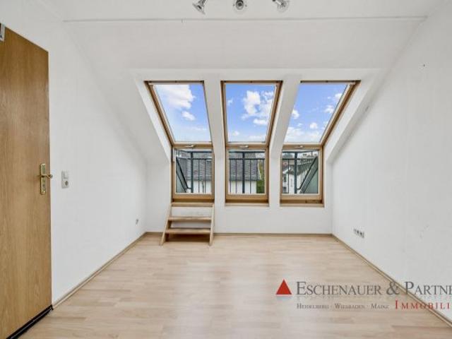 Ein Zweifamilienhaus mit kleiner Halle/Werkstadt in Wiesbaden, seitlich der Waldstraße
