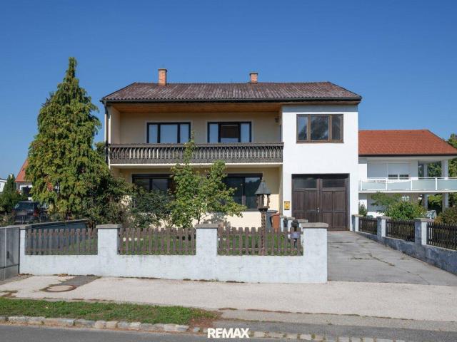Ein /Zweifamilienhaus mit Nebengebäuden, Garage und Innenhof