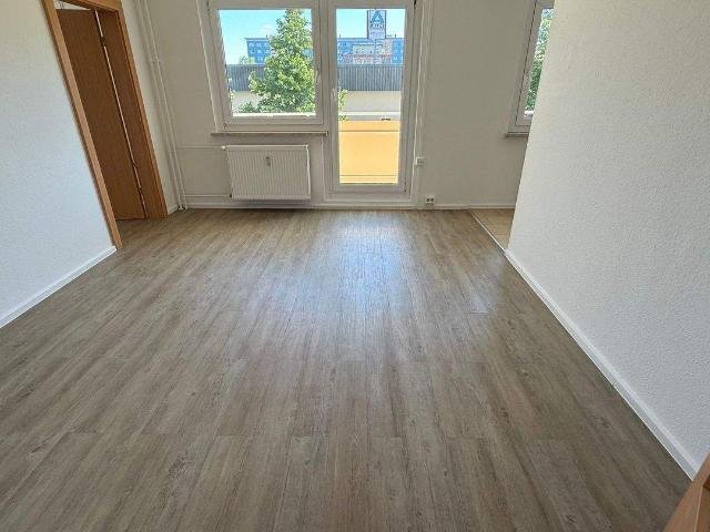 EinbaukÃ¼che mÃ¶gl. ! Mit dem Aufzug ins 2.OG SÃ¼dbalkon helle Zimmer u.v.m
