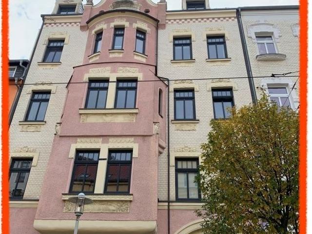 2 Zimmer Wohnung im Zwickauer Zentrum mit EINBAUKÜCHE, ERKER, PERSONENAUFZUG und PKW Stellplatz zu vermieten!