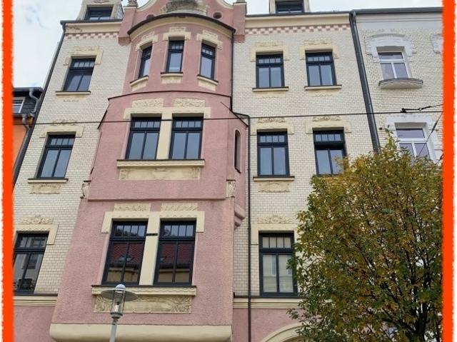 2 Zimmer Wohnung im Zwickauer Zentrum mit EINBAUKÜCHE, ERKER, PERSONENAUFZUG und PKW Stellplatz zu vermieten!