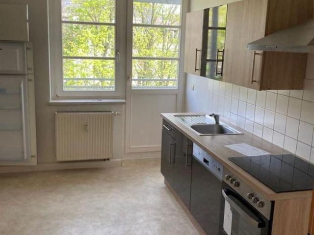 Einbauküche schon vorhanden! Helle 2 Zimmer mit Laminat, Wannenbad & Balkon in ruhiger Lage!