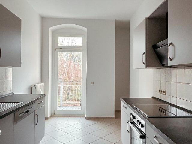 EINBAUKÜCHE, SÜDBALKON, STELLPLATZ, WG GEEIGNET.