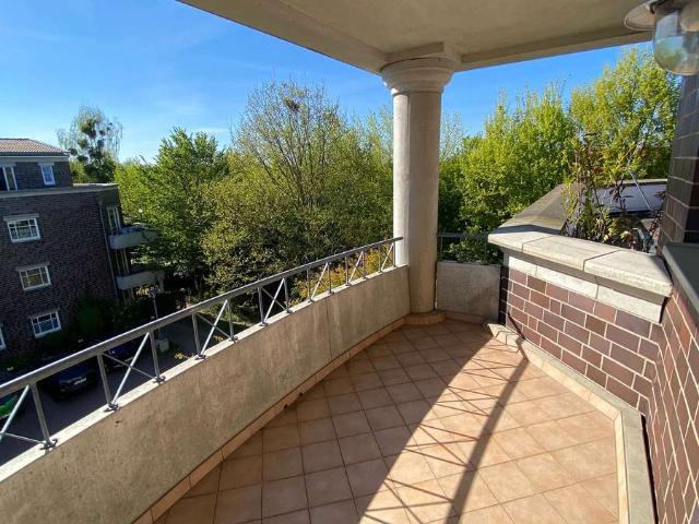 Einbauküche, super Lage, Balkon