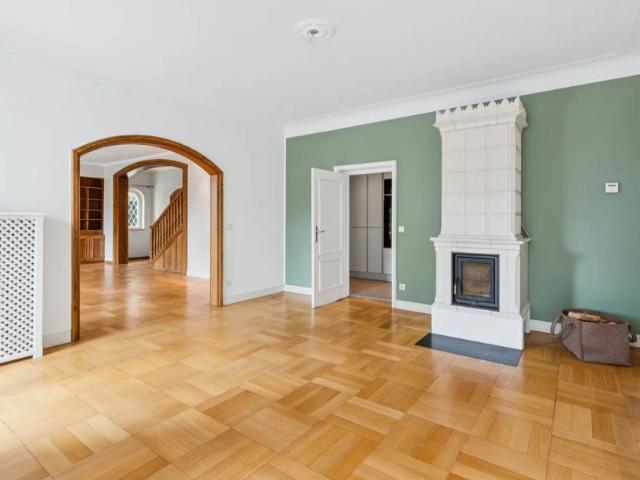Eindrucksvolle Unternehmervilla mit Südgarten, Pool und großzügiger Dachterrasse