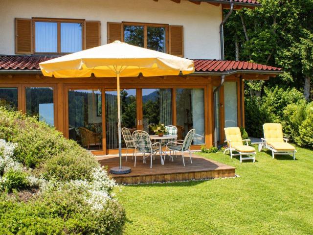 Eine neuwertige Gartenwohnung mit ca. 95 m² erwartet Sie auf der östlichen Seite des Wachsenberges im Raum Feldkirchen