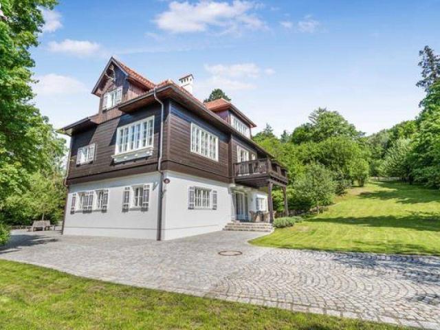 Eine außergewöhnliche Villa im Wienerwald – Historische Eleganz trifft auf zeitlosen Wohnluxus