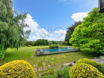 Eine charakteristische Villa mit Blick auf den See