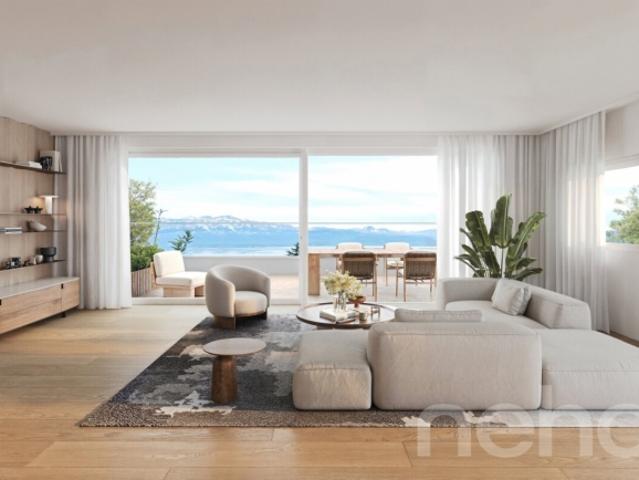 Eine elegante Villa, im Licht getaucht und naturnahe