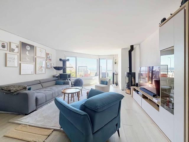 Eine elegante 4,5 Zimmer Wohnung mit zwei Reihenhäusern