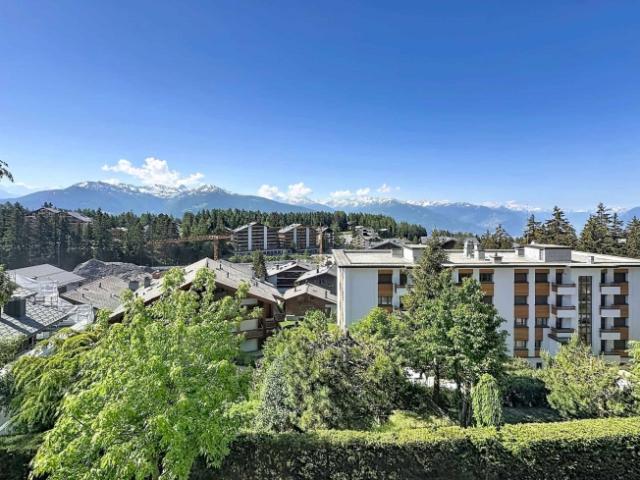 EINE GERÄUMIGE 5,5 ZIMMER WOHNUNG MIT PANORAMABLICK AUF DIE ALPEN, NUR EINEN STEINWURF VOM ZENTRUM ENTFERNT