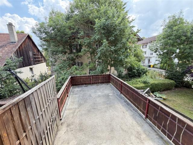 Eine grosse Terrasse und ein Balkon auf dem Land