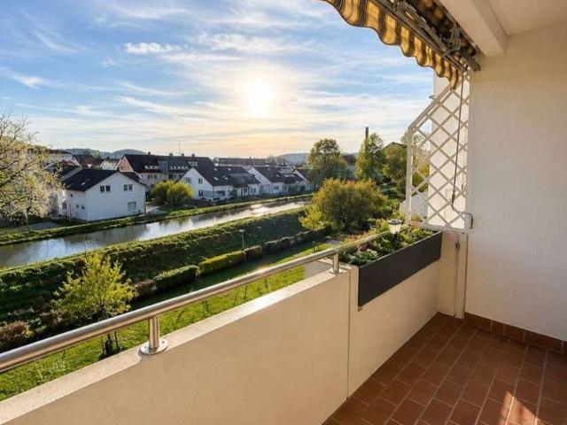 Eine helle und gepflegte 3 Zimmer Wohnung mit Balkon und Einbauküche