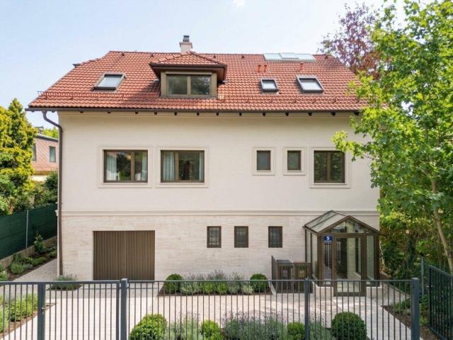 Eine Hietzinger Familienvilla. Bereit für ihre nächste Ära. absolute Ruhelage mit Garten und Raum für eine neue Interpretation
