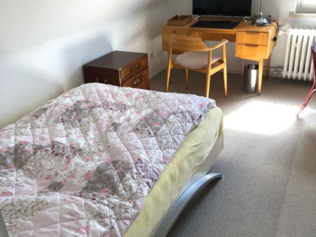 Eine in sich abgeschlossene Wohnung mit einem Schlafzimmer, eigener Küche und eigenem Bad