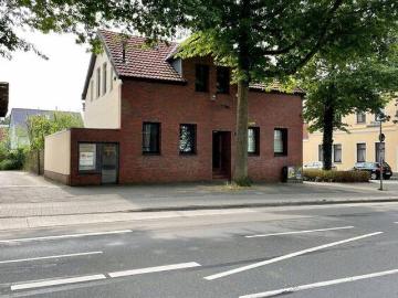 Eine Liegenschaft mit zwei Mehrparteienhäusern
