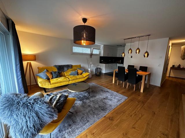 Eine prächtige 4 Zimmer Wohnung im Erdgeschoss mit Terrasse und sehr großem privatem Rasen