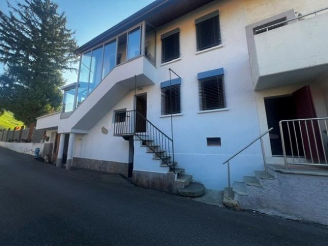 Eine prächtige 3 Zimmer Wohnung, gelegen in einer ruhigen und friedlichen Gegend, im Herzen einer angenehmen Umgebung, umgeben von Weinbergen