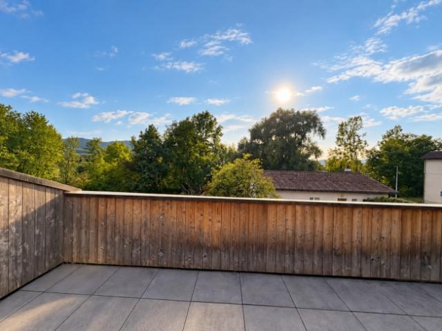 Eine riesige Terrasse mit Blick auf die Landschaft