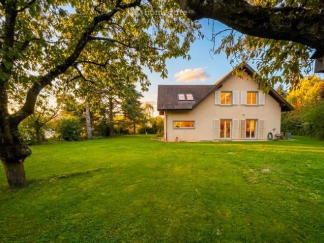 Eine seltene Wohnung, die das gesamte Erdgeschoss einnimmt. und einen Garten in einer privaten Villa