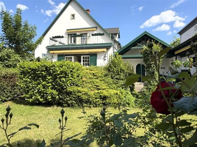 Eine Villa mit Wohnkultur, parkähnlichem Garten und Pool / A Villa of Distinction with Park Like Garden and Pool /