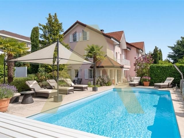 Eine Villa mit aussergewöhnlichen Volumen, nur einen Steinwurf vom Strand entfernt