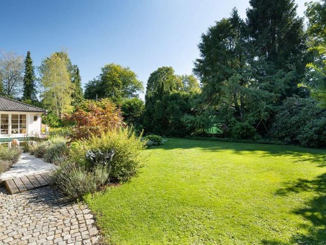 EINE VILLA MIT RAUM, RUHE & PERSPEKTIVE: Stilvolles Refugium mit Tiefgarage auf großem Südwestgrund!