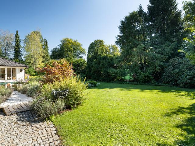 EINE VILLA MIT RAUM, RUHE & PERSPEKTIVE: Stilvolles Refugium mit Tiefgarage auf großem Südwestgrund!