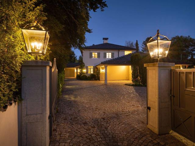 EINE VILLA MIT RAUM, RUHE & PERSPEKTIVE: Stilvolles Refugium mit Tiefgarage auf großem Südwestgrund!