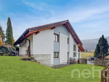 Eine Villa im Licht, schwebend zwischen Himmel und Bergen