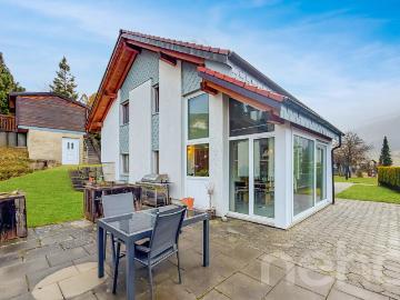 Eine Villa im Licht, schwebend zwischen Himmel und Bergen