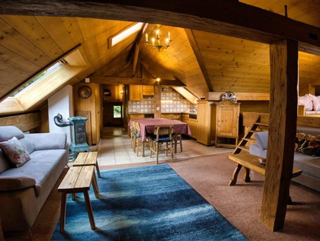 Eine warme Dreizimmerwohnung unter dem Dach im Herzen von Château d'Oex