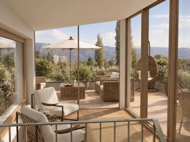 Eine zeitgenössische Villa mit hellen Wohnräumen und eleganter Architektur